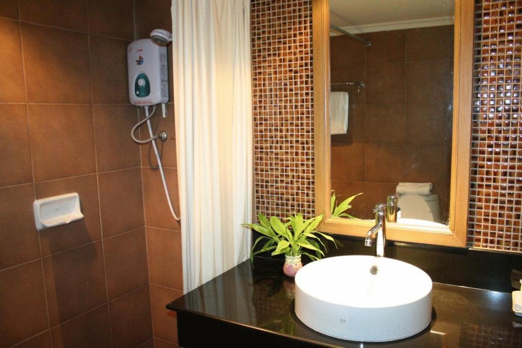 Down Town Inn, Чиангмай Екстериор снимка